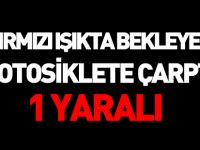 KIRMIZI IŞIKTA BEKLEYEN MOTOSİKLETE ÇARPTI BİR YARALI