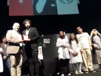 ENGELLERİNİ TİYATRO İLE AŞIP HAYATA TUTUNUYORLAR