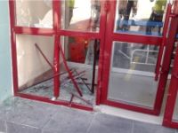 OTOMOBİL HASTANEYE DALDI