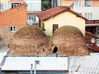 TARİHİ KÜMBET ZAMANA KARŞI DİRENİYOR