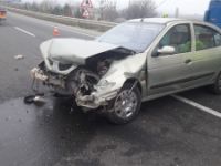 OTOMOBİL BARİYERLERE ÇARPTI