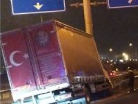 KAMYON ELEKTRİK DİREĞİNE ÇARPTI