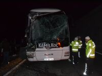 YOLCU OTOBÜSÜ KAMYONA ÇARPTI 2'Sİ AĞIR 6 YARALI