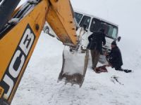 YOLDA KALAN ÖĞRENCİ SERVİSİ KURTARILDI