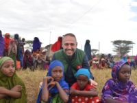 BOZÜYÜK'TEN KENYA'YA YARDIM DAĞITMAYA GİTTİ