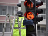 KIRMIZI IŞIKLARA "EVDE KAL" YAZILDI