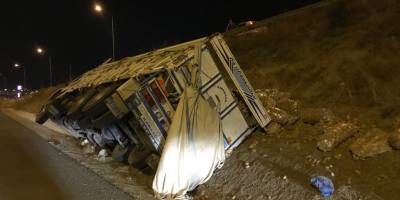 Patates yüklü kamyon devrildi