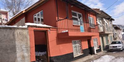 EVİ YANAN AİLENİN YARALARI SARILIYOR