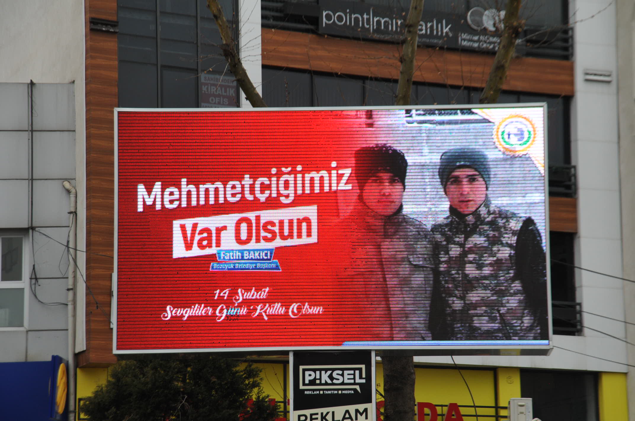 14-subat-asker-fotograflari-led-ekran-yapildi--2.jpg