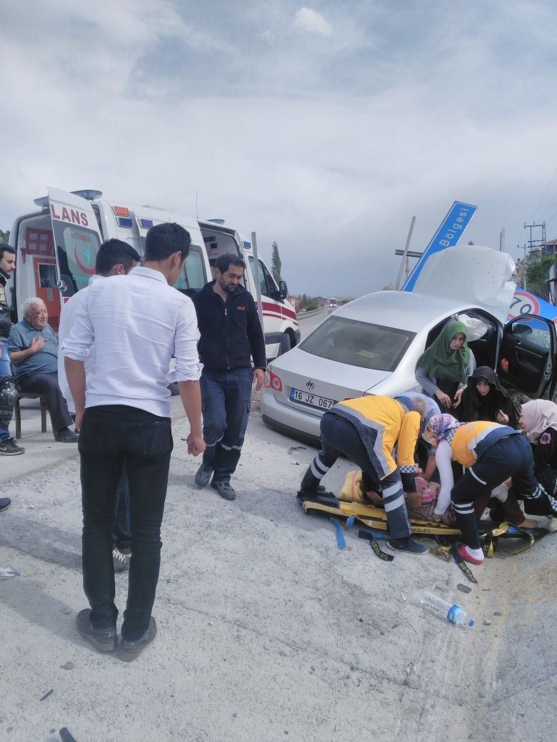 bilecik’in-bozuyuk-ilcesinde-bir-aracin-trafik-levhasina-carpmasi-sonucu-meydana-gelen-trafik-kazasinda-1i-cocuk-3-kisi-yaralandi.-2.jpg