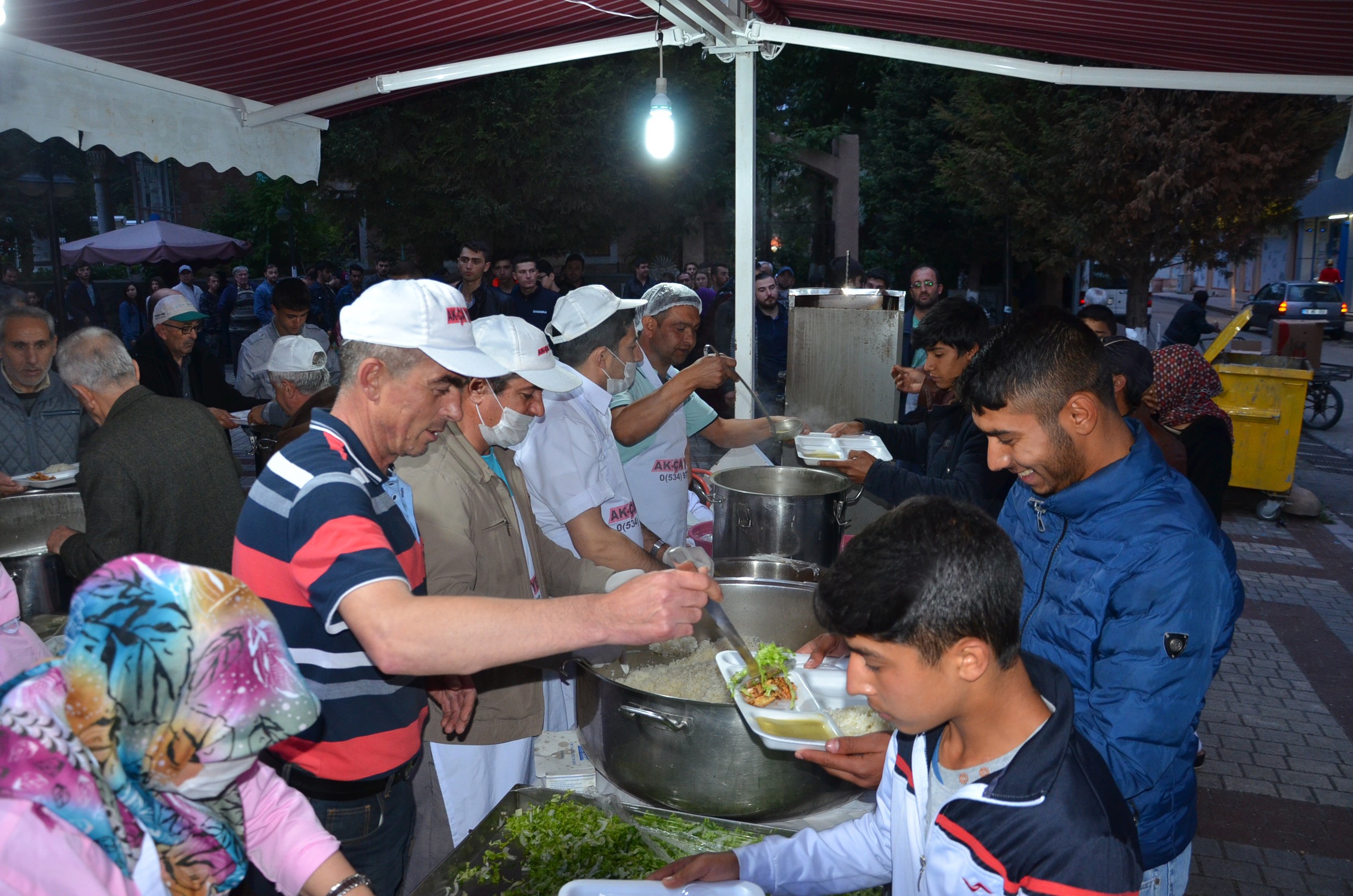 bozuyuk-belediyesi-iftar-cadirinda-ilk-oruclar-acildi5.jpg