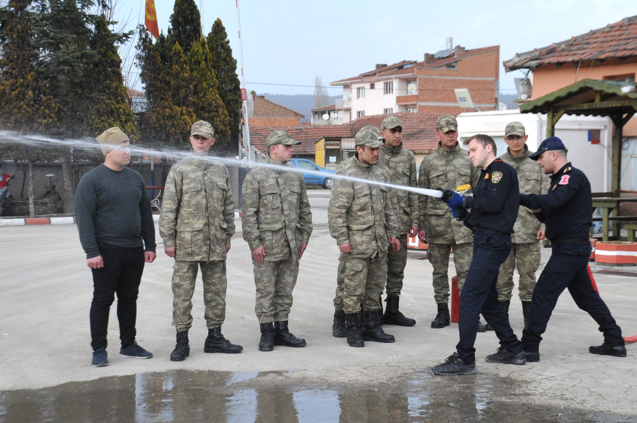 bozuyuk-belediyesi-itfaiye-ekiplerinden-askerlere-yangin-sondurme-egitimis.jpg