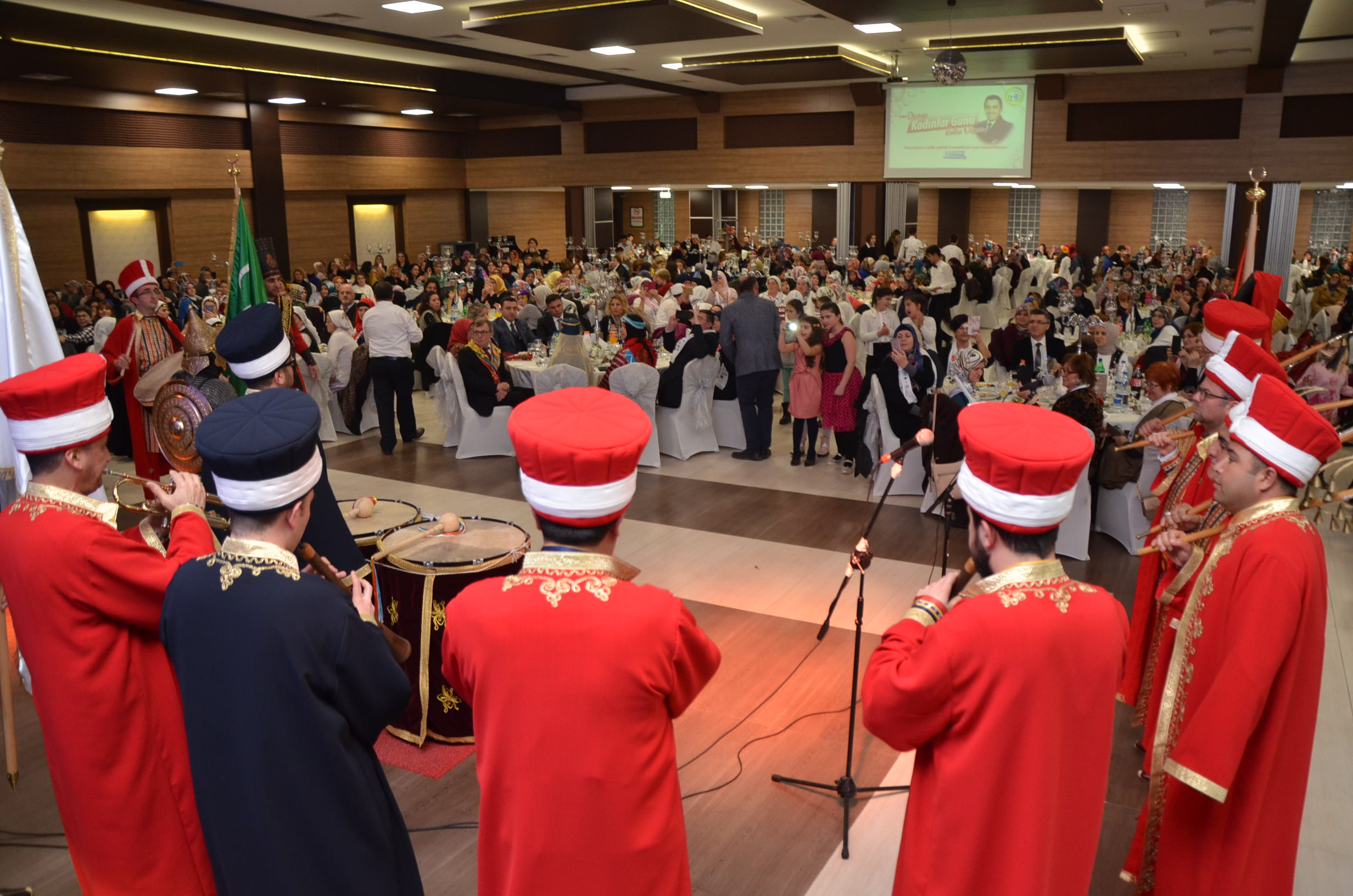 bsk--8-mart-kadinlar-gunu-programi-bosnali-misafirler-12.jpg