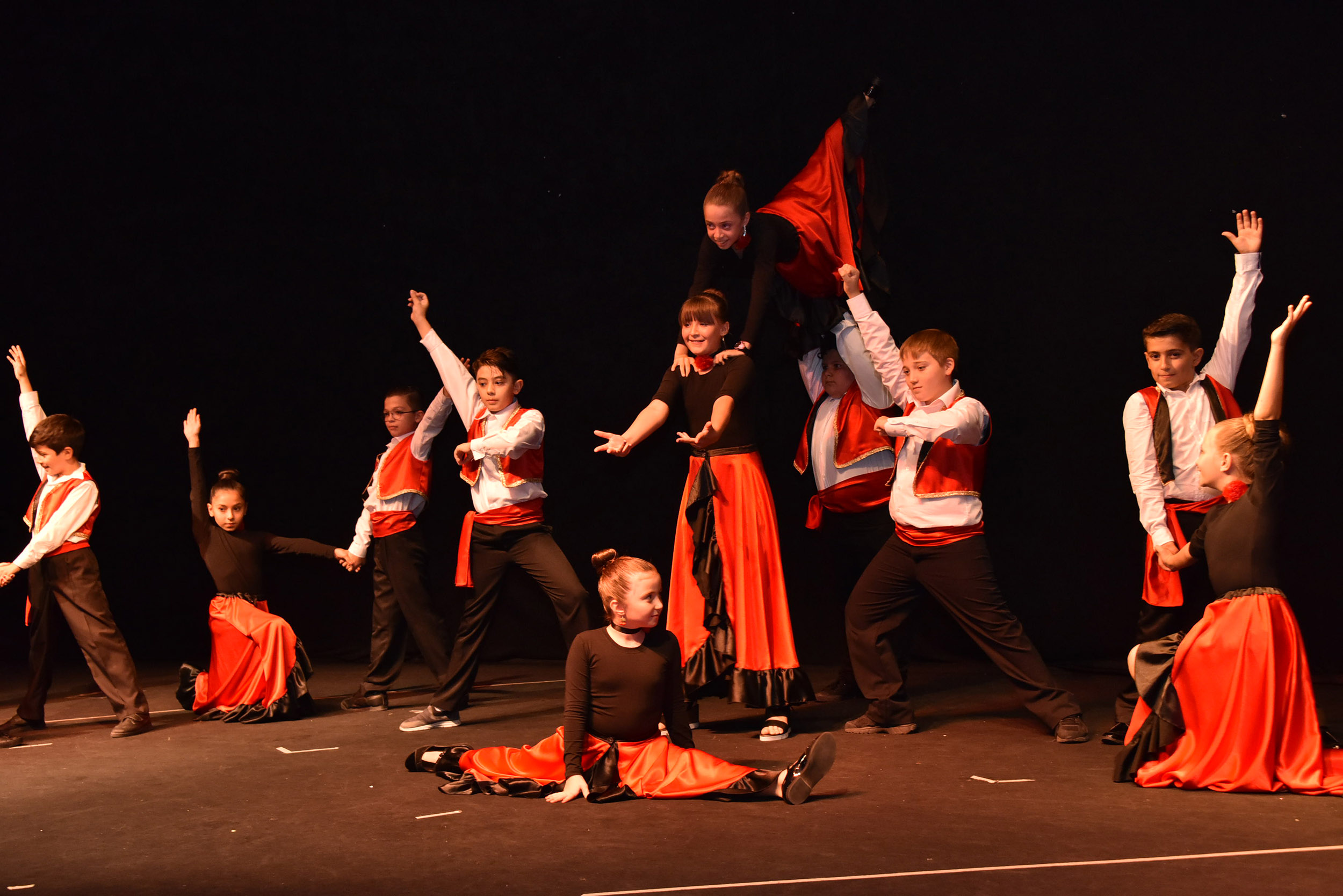 bsk--tiyatro-ve-latin-danslari-gosterisi-2.jpg