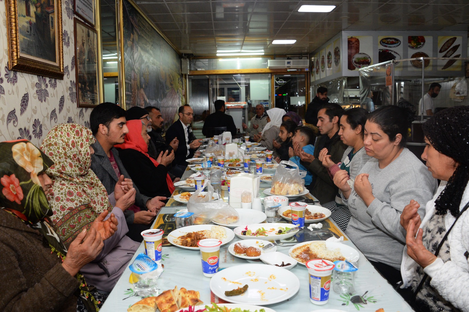 romanlar-dunya-romanlar-gununde-iftarda-bir-araya-geldi-002.jpeg