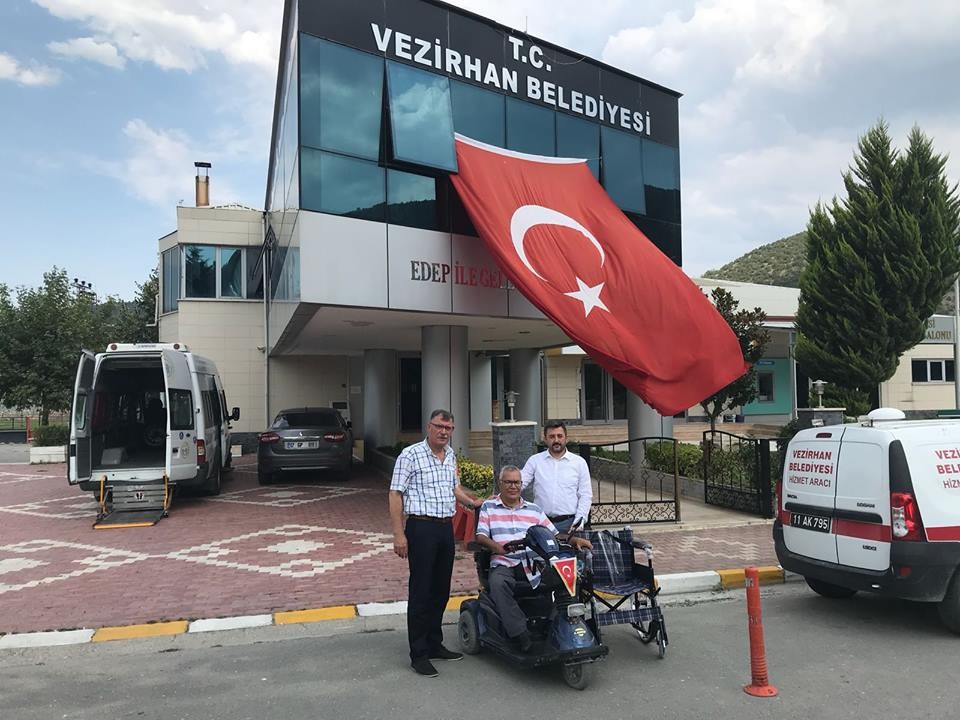 vezirhan-belediyesi’ne-tekerlekli-sandalye-hediye-edildid.jpg